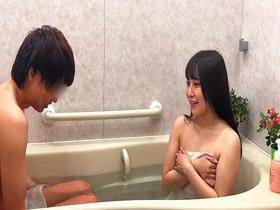 素人男女モニタリングAV　同じサークルに所属する大学生が挑戦！？異性として意識していない友達同士の男女がタオル一枚！せまーいお風呂に密着混浴！ゼロ距離でのおっぱいポロン！おち〇ぽ洗い！ウブな素人女子大生は赤面発情！！そのまま連続生中出しスペシャル　サンプル画像16